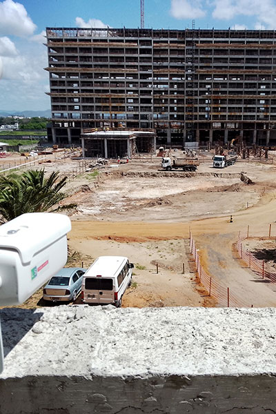 Câmera de timelapse em estrutura metálica