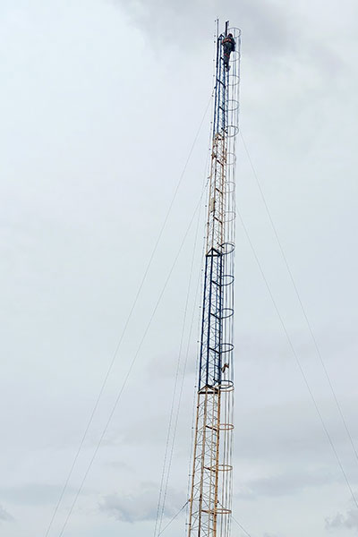 Instalação de câmera em torre